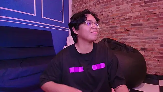 Snapshot of Emmapark_ chatting on November 16, 2025, 6:56 pm Emmapark online show from November 16, 2025, 6:56 pm