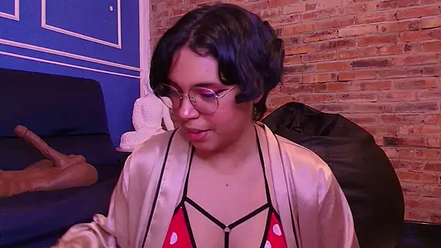 Snapshot of Emmapark_ chatting on December 16, 2025, 7:40 pm Emmapark online show from December 16, 2025, 7:40 pm