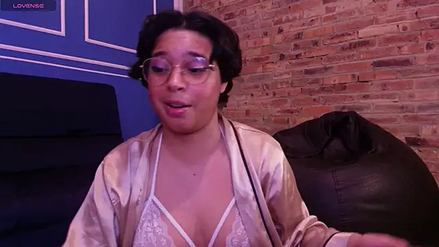 Snapshot of Emmapark_ chatting on November 14, 2025, 7:17 pm Emmapark online show from November 14, 2025, 7:17 pm