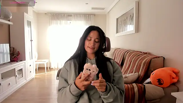 bella apont online show from November 23, 2025, 1:43 pm