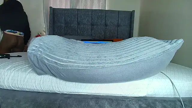 t-NaughtyLicia online show from December 15, 2025, 9:15 am