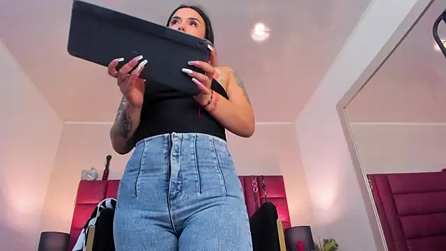 Snapshot of CharlotteScotte chatting on March 4, 2026, 3:42 pm CharlotteScotte online show from March 4, 2026, 3:42 pm