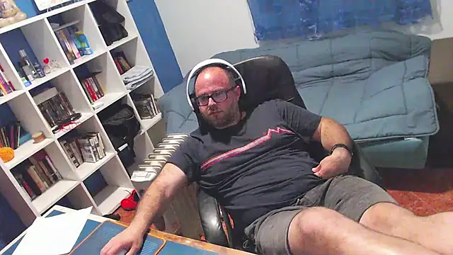 ravingr4d4 online show from April 6, 2026, 9:38 pm