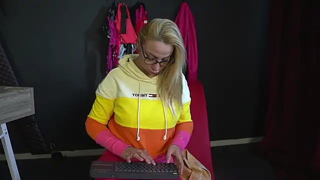 Snapshot of CelineConner chatting on September 16, 2025, 4:46 am CelineConner online show from September 16, 2025, 4:46 am