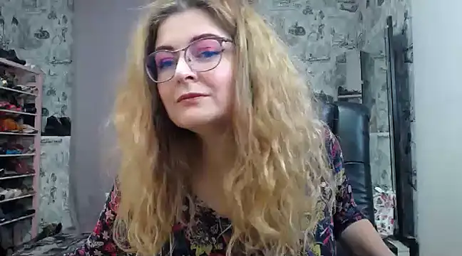 Snapshot of Helen1974 chatting on February 8, 2025, 9:15 pm Helen1974 online show from February 8, 2025, 9:15 pm