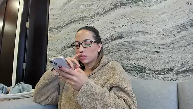 Sophi  a online show from February 19, 2025, 11:04 pm