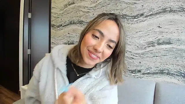 Sophi  a online show from March 19, 2025, 8:22 pm