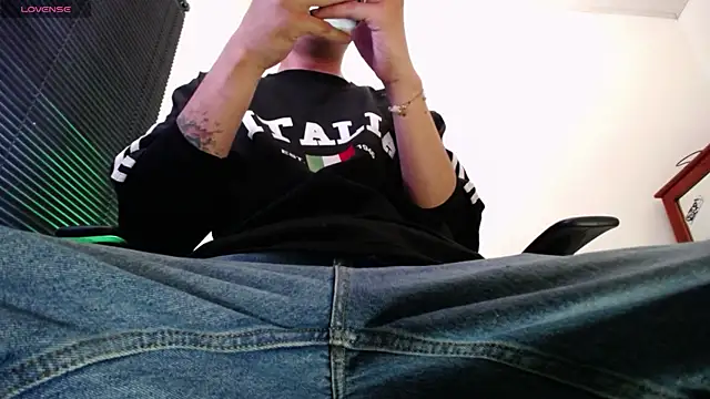 Snapshot of zacwatson_ chatting on July 1, 2026, 4:40 pm zacwatson online show from July 1, 2026, 4:40 pm