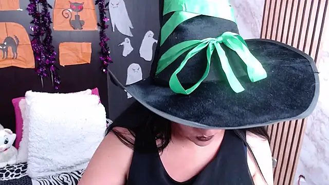 CristialJones  online show from October 31, 2025, 2:13 pm