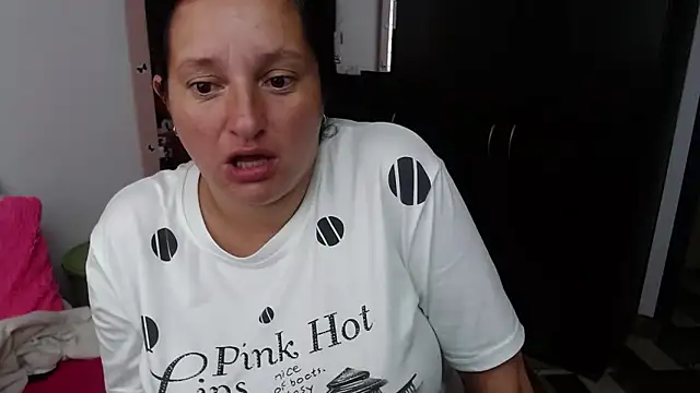 Snapshot of CristialJones_ chatting on October 10, 2025, 12:06 pm CristialJones online show from October 10, 2025, 12:06 pm