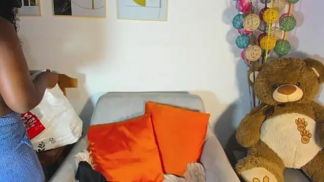 helena copper  online show from March 23, 2026, 1:39 am