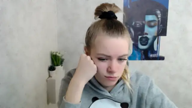 AliceFlirtt  online show from November 18, 2025, 7:44 am