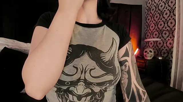 Adeelinee online show from January 13, 2026, 8:13 pm