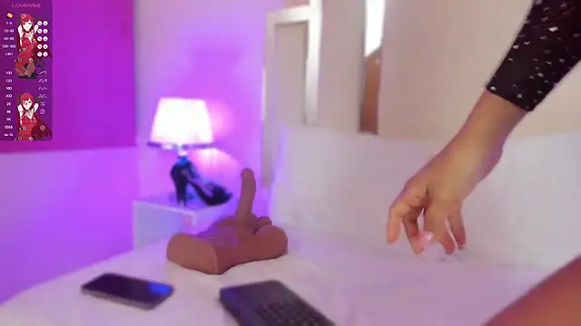 lauramartin1 online show from March 21, 2025, 4:39 am