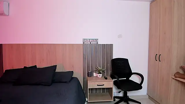 rebeca cortez  online show from November 7, 2025, 7:29 pm