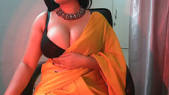Snapshot of urvashihott chatting on May 17, 2026, 3:01 pm urvashihott online show from May 17, 2026, 3:01 pm