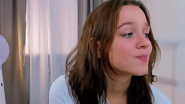 Addelin Moon online show from September 12, 2025, 3:23 pm