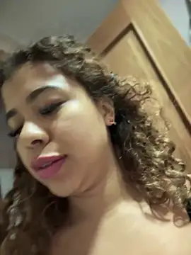 Snapshot of LEONCITA_ chatting on December 18, 2025, 11:03 am LEONCITA online show from December 18, 2025, 11:03 am