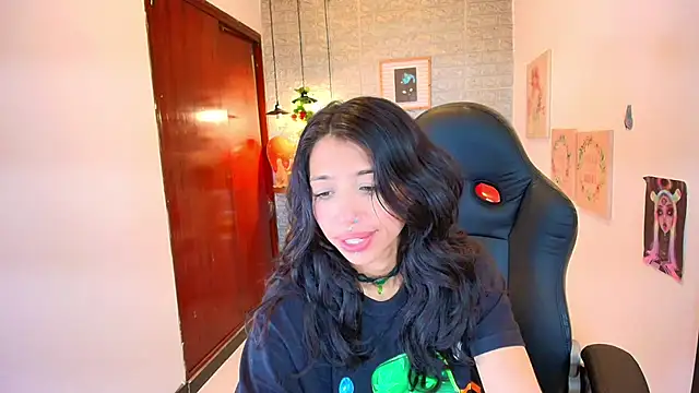 Snapshot of REDHOTTER_ chatting on February 21, 2025, 7:54 pm REDHOTTER online show from February 21, 2025, 7:54 pm