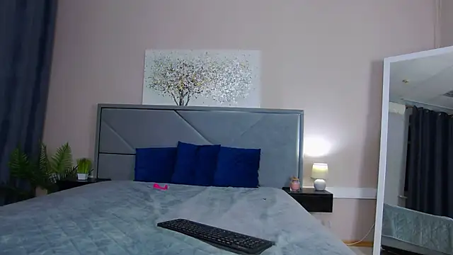 NicoleRosss online show from April 18, 2026, 7:07 pm