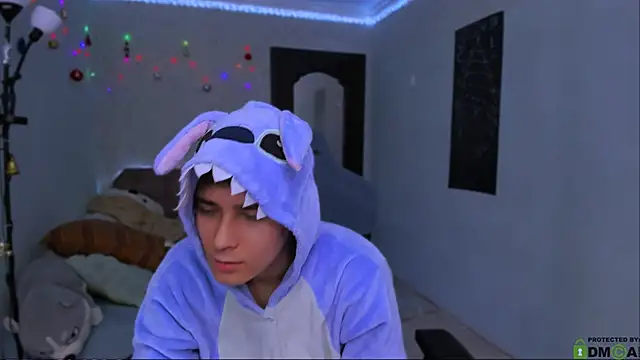 Snapshot of Foxicfu chatting on January 9, 2025, 3:23 pm Foxicfu online show from January 9, 2025, 3:23 pm