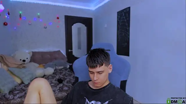 Snapshot of Foxicfu chatting on January 13, 2025, 12:56 pm Foxicfu online show from January 13, 2025, 12:56 pm