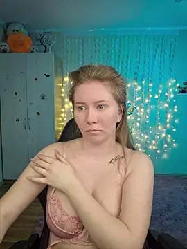 D0nna  online show from April 24, 2026, 7:38 pm