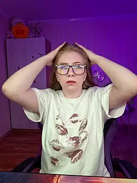 D0nna  online show from April 4, 2026, 2:56 pm