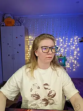 D0nna  online show from April 13, 2026, 10:58 pm