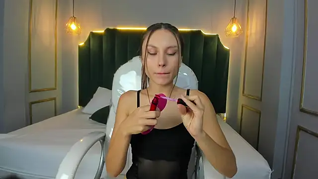 LindsyCater online show from September 13, 2025, 12:05 pm