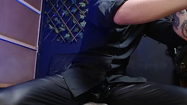 Snapshot of Dicaprioo_ chatting on November 26, 2025, 5:57 pm Dicaprioo online show from November 26, 2025, 5:57 pm