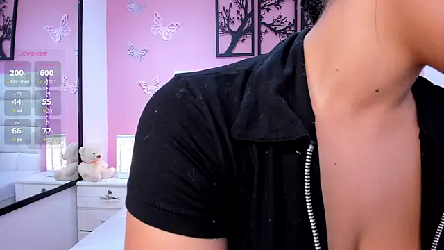 Snapshot of Emily_roux chatting on January 10, 2025, 12:06 am Emily roux online show from January 10, 2025, 12:06 am