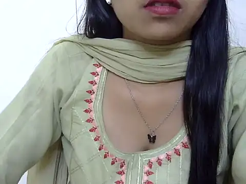 Snapshot of momo_lov chatting on March 18, 2025, 5:12 am momo lov online show from March 18, 2025, 5:12 am