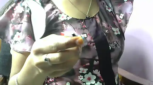 Snapshot of momo_lov chatting on February 13, 2025, 11:17 am momo lov online show from February 13, 2025, 11:17 am