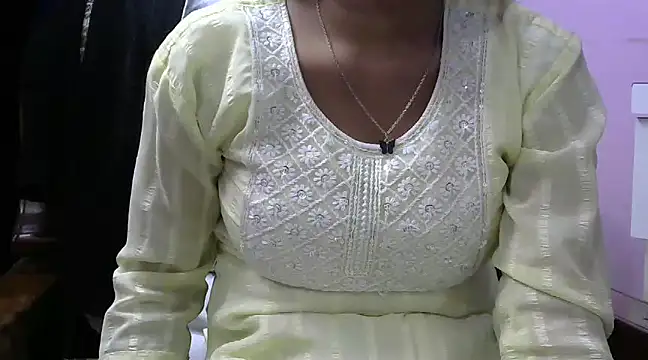 Snapshot of momo_lov chatting on February 12, 2025, 11:18 am momo lov online show from February 12, 2025, 11:18 am