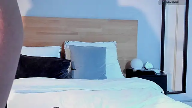  alaiasmile  online show from December 20, 2025, 7:39 pm