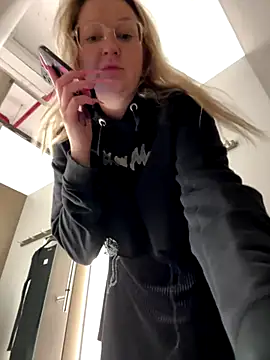 Snapshot of Teya_moon_ chatting on September 24, 2025, 12:55 pm Teya moon online show from September 24, 2025, 12:55 pm