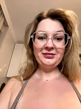 Snapshot of Teya_moon_ chatting on September 19, 2025, 5:17 pm Teya moon online show from September 19, 2025, 5:17 pm