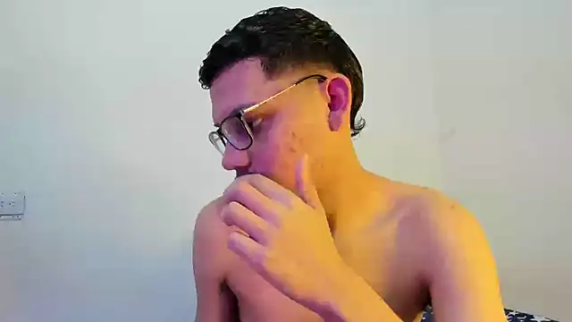 Snapshot of Diego-Monsalve chatting on October 3, 2025, 10:33 pm Diego-Monsalve online show from October 3, 2025, 10:33 pm