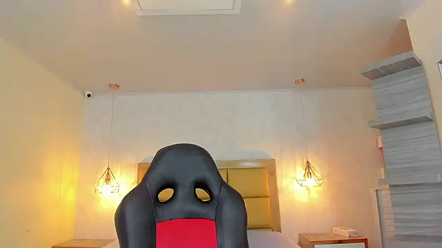 Snapshot of LARSONMIA chatting on November 25, 2025, 12:16 pm LARSONMIA online show from November 25, 2025, 12:16 pm