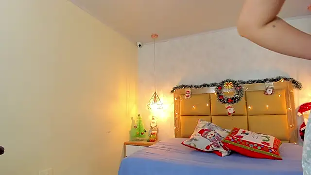 Snapshot of LARSONMIA chatting on December 2, 2025, 12:18 pm LARSONMIA online show from December 2, 2025, 12:18 pm