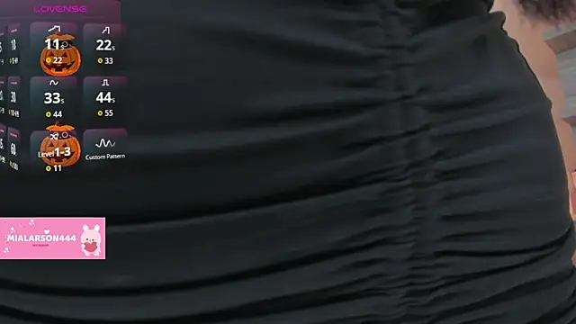 Snapshot of LARSONMIA chatting on October 23, 2025, 12:26 pm LARSONMIA online show from October 23, 2025, 12:26 pm