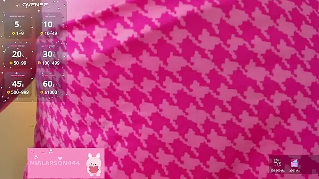 Snapshot of LARSONMIA chatting on November 4, 2025, 12:20 pm LARSONMIA online show from November 4, 2025, 12:20 pm