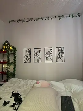 Megan Rodrigo online show from December 14, 2025, 2:22 pm