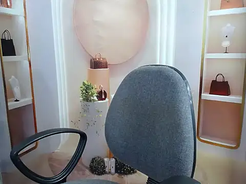 Snapshot of Love_bug15 chatting on February 4, 2026, 1:00 am Love bug15 online show from February 4, 2026, 1:00 am