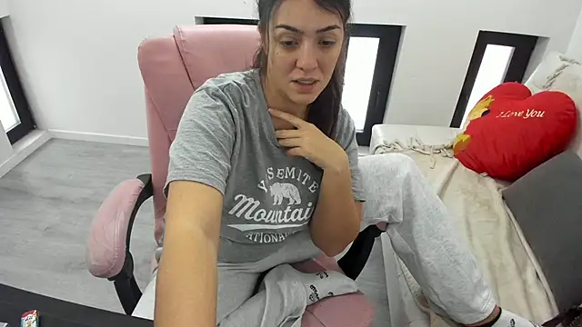 Dyana Kaylinn online show from February 2, 2026, 6:34 am