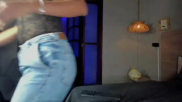 nayah   online show from November 15, 2025, 8:35 pm