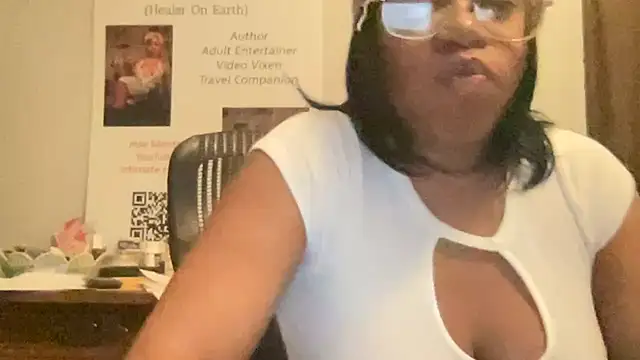 Snapshot of MommyConfident chatting on June 10, 2026, 5:41 am MommyConfident online show from June 10, 2026, 5:41 am