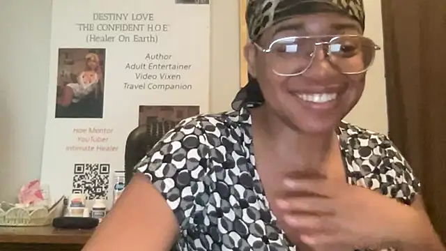 Snapshot of MommyConfident chatting on June 7, 2026, 7:41 pm MommyConfident online show from June 7, 2026, 7:41 pm