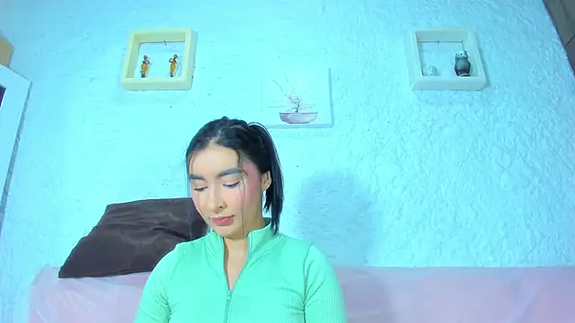 Snapshot of emiily_s chatting on February 6, 2025, 12:15 pm emiily s online show from February 6, 2025, 12:15 pm